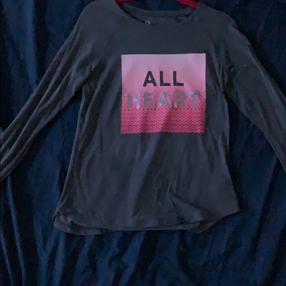 Cute grey top with a square print in the middle